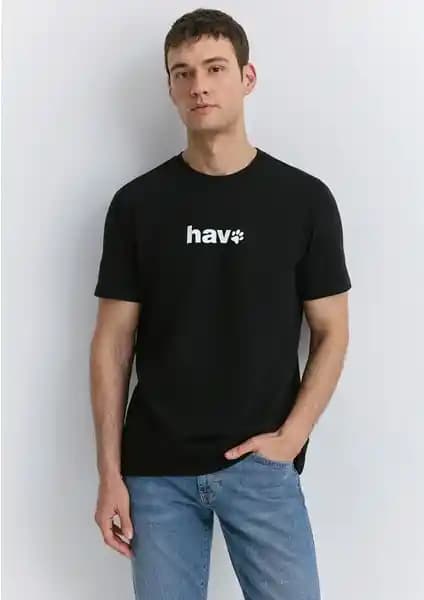 Mavi Hav Baskılı Siyah ve Mavi Logo Baskılı Lacivert Tişörtleri Karşılaştırması