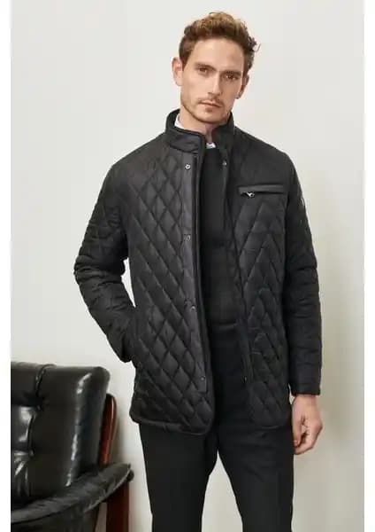 Altınyılz Classics Siyah Overcoat ve Freemen Spor Kapüşonlu Mont Karşılaştırması