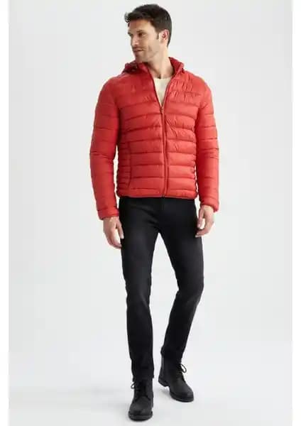 DeFacto Slim Fit Kapüşonlu ve Su İtici Şişme Mont Karşılaştırması ve Özellikleri