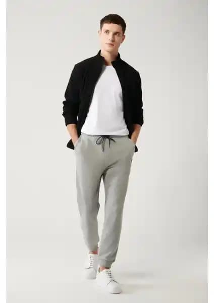 Erkek Gri Jogger ve Siyah Rahat Eşofman Altları Karşılaştırması