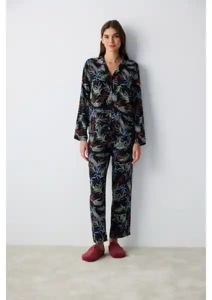 Ev Giyiminde Şıklık ve Konfor Sunan Penti Quinn Siyah Gömlek Pantolon ve Suwen Panda Pijama Takımı Karşılaştırması