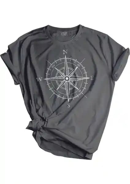 Genius Store Erkek Tişörtleri Karşılaştırması: Pusula Füme ve Yaprak Siyah Modelleri Analizi