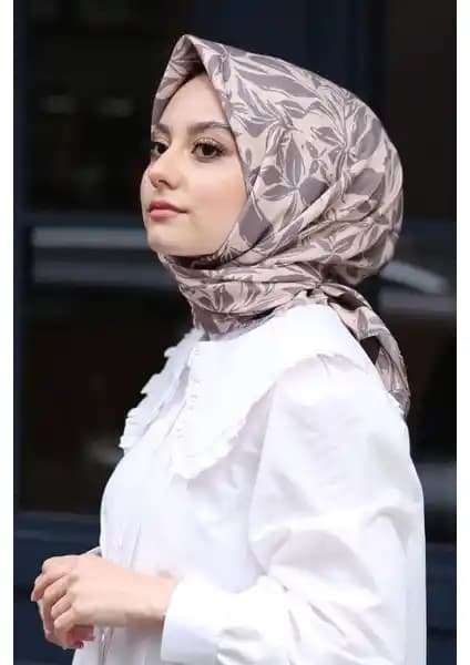 Kadın Başörtüsü Seçenekleri: Pamuk Eşarp ve El İşlemeli Yazma Karşılaştırması