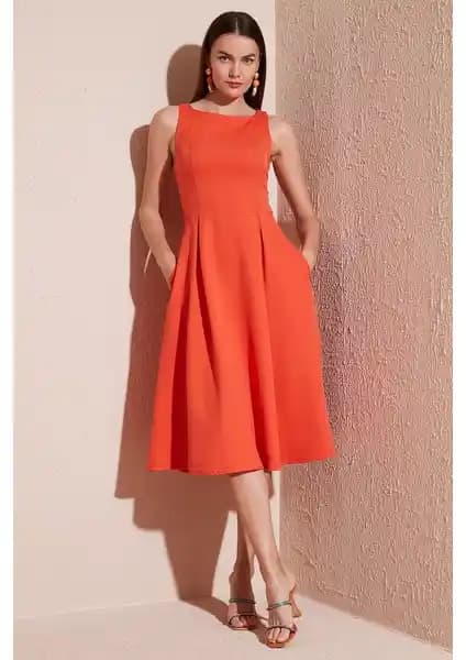 Kadın Günlük ve Şık Elbise Karşılaştırması: Krep ve Polyester Karışımı Modeller