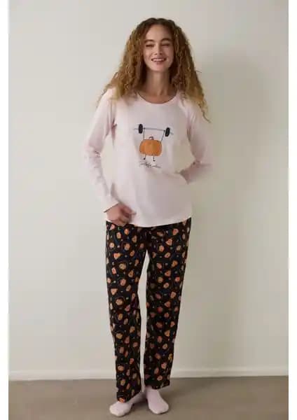 Penti Pijama Takımları Karşılaştırması: Balkabağı Desenli ve Mickey Mouse Tasarımları