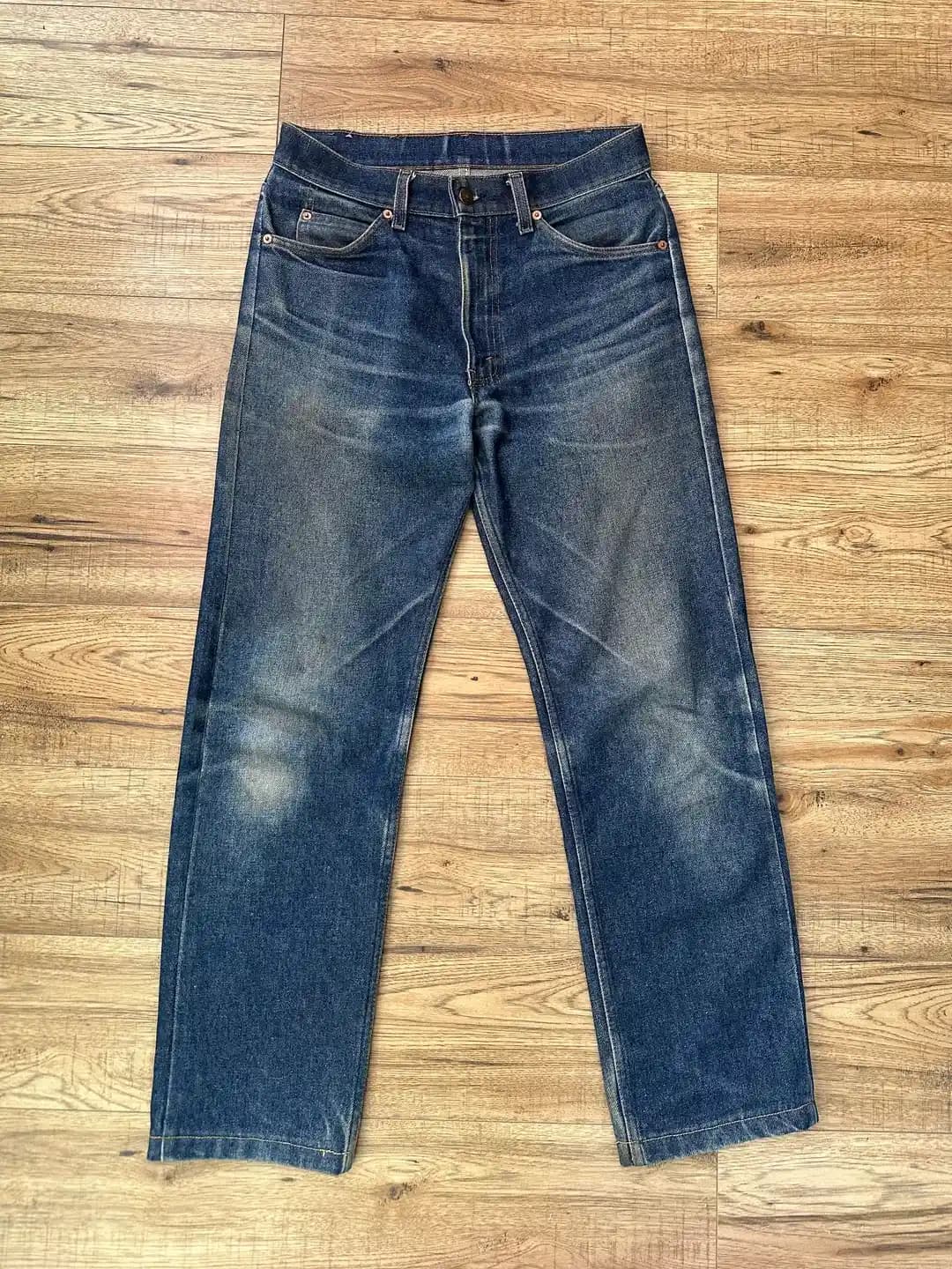 1985 Model NOS Levi’s 505: Raw Denimden Doğal Aşınmaya Uzanan Eşsiz Yolculuk