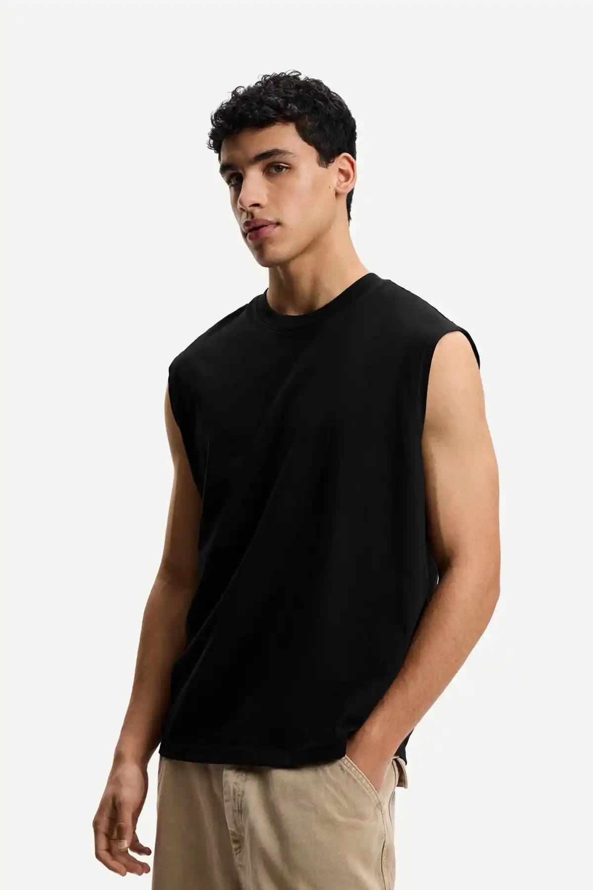 Bershka Kolsuz Tişört: Günlük Şıklık ve Konfor Sunan Modern Tasarım