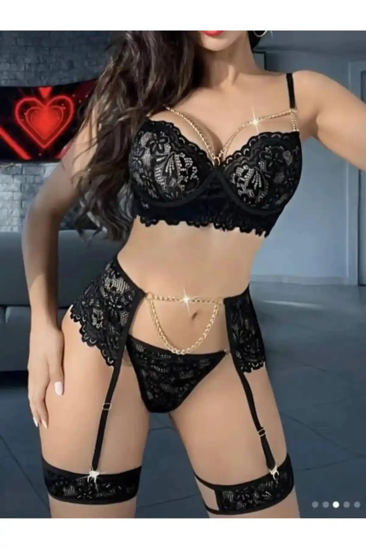 Best Dream Zincir Detaylı Bacak Bantlı Jartiyer Gecelik: Şıklık ve Konfor Sunan Modern Tasarım