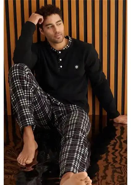 Erkekler İçin Siyah Kırmızı Ekose Desenli Polar Pijama Takımı - Rahat ve Şık Tasarım