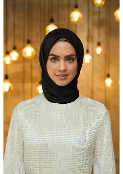 İpekhan Düz Desen Vual Siyah Eşarp: Şıklık ve Kalitenin Modern Buluşması