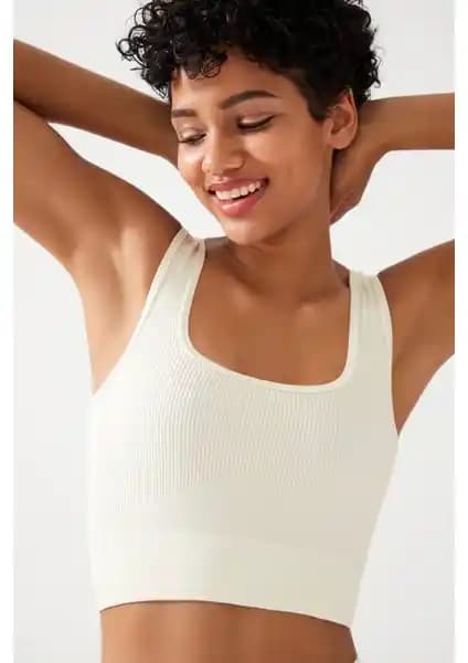 Los Ojos Kadın Giyim Ürünleri Karşılaştırması: Ekru Askılı Crop Top ve Siyah V Yaka Spor Sütyeni