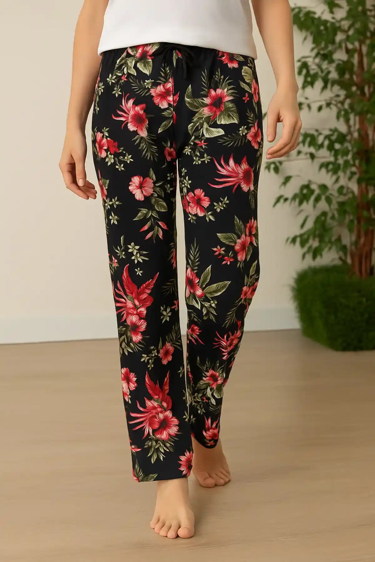 MyBen Siyah Çiçek Desenli Tek Alt Pijama: Şıklık ve Konforun Bir Arada Sunumu