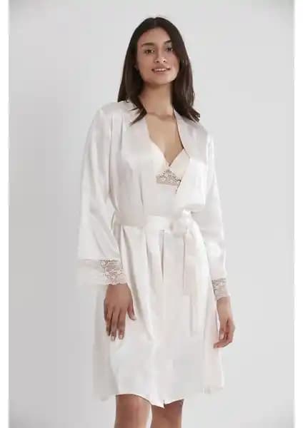 Pierre Cardin Saten Dantelli Gecelik ve Sabahlık Takımı: Şıklık ve Konforun Buluşması