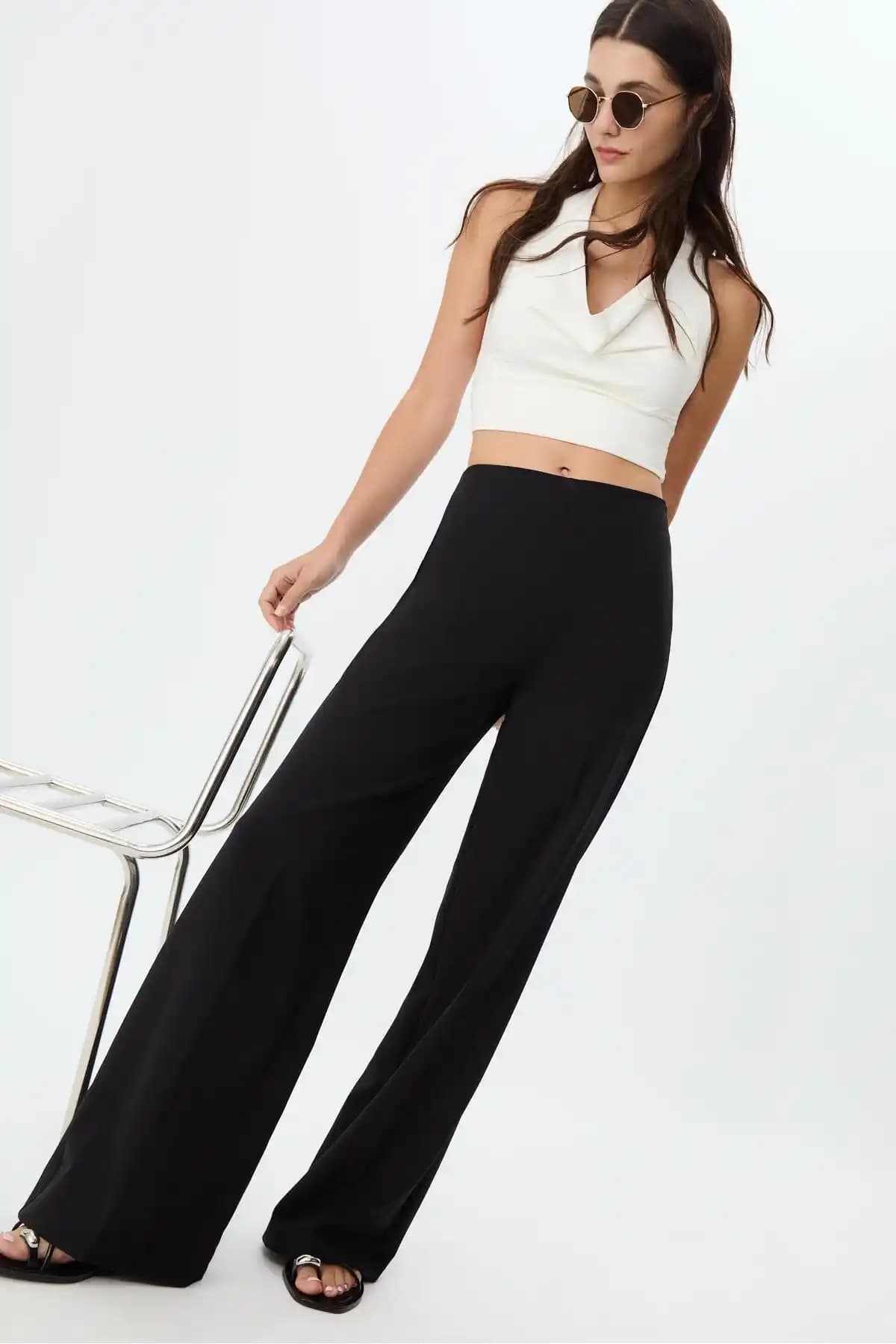 Stradivarius Dökümlü Kumaş Pantolon: Şıklık ve Konforun Modern Buluşması