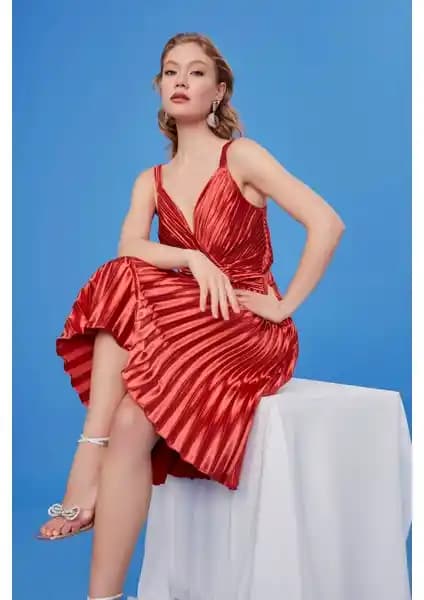 Vitrin Önü Desenli Piliseli Elbise: Şıklık ve Fonksiyonelliği Bir Arada Sunan Modern Kadın Elbisesi