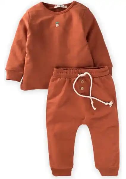 Cigit Palamut Nakışlı Sweat Takım Kiremit Renkli Şıklık ve Konfor Sunan Günlük Giyim Tercihi