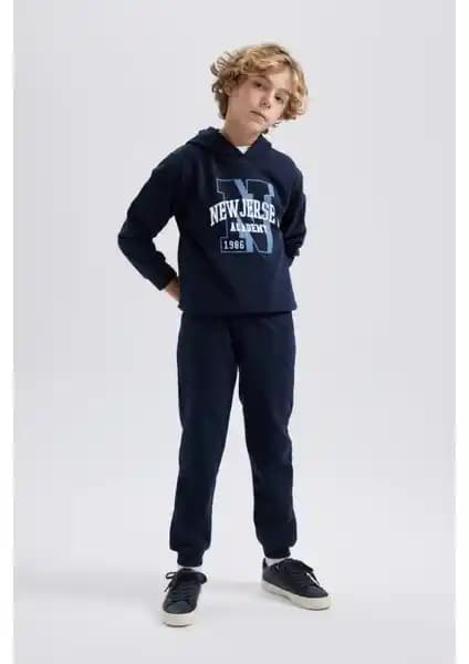 DeFacto Erkek Çocuk Baskılı Kapüşonlu Sweatshirt ve Eşofman Takımı: Şık ve Konforlu Günlük Giyim Seçeneği