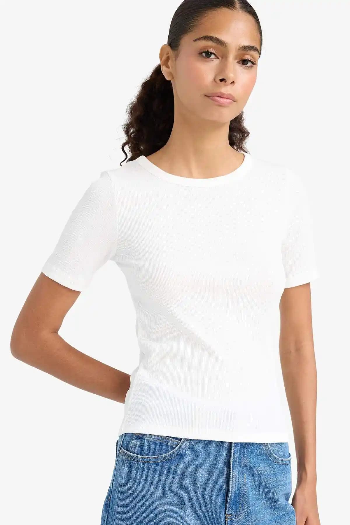 DeFacto Kadın İnce Kesim Dar Kesim Bisiklet Yaka Temel Tişört Ürün Özellikleri ve Kullanım Rehberi