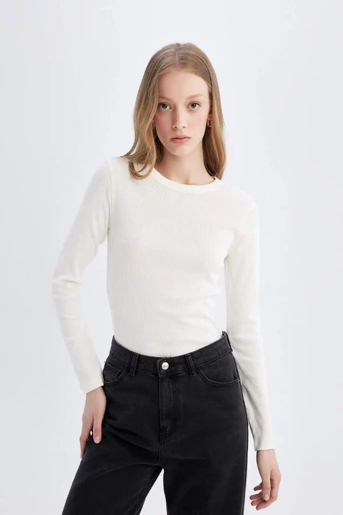 Defacto Slim Fit Dar Kesim Bisiklet Yaka Kaşkorse Tişört Modern ve Konforlu Tasarım