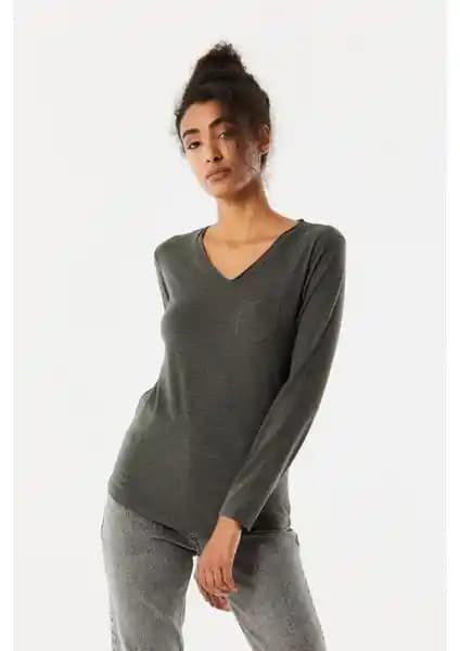 FullaModa Kadın V Yaka Cep Detaylı Body: Şık ve Rahat Günlük İç Giyim Seçeneği