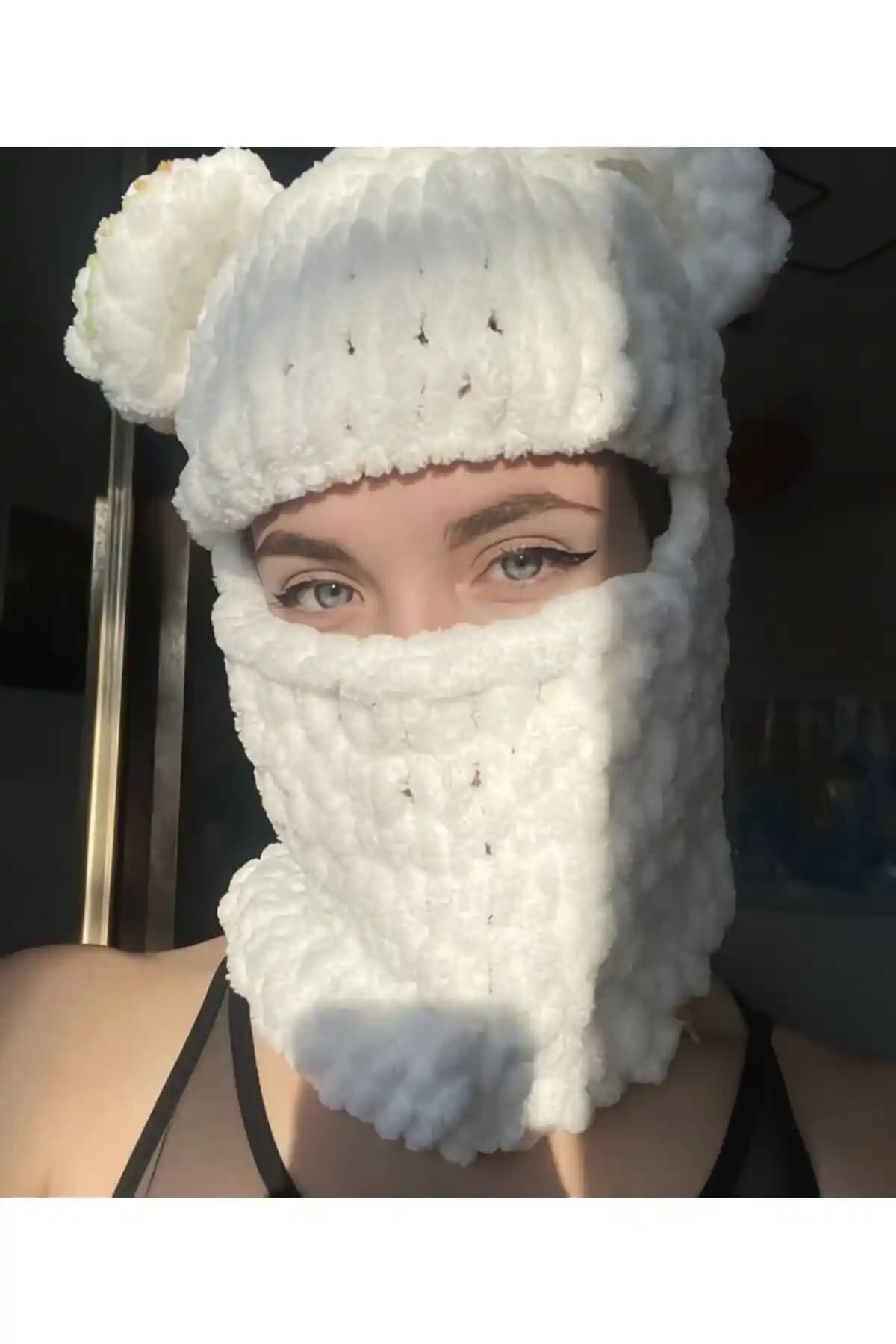 Genel Markalar Şık Beyaz Puffy Kar Maskesi: Kış Aylarında Sıcak ve Şık Kalmanın Yolu