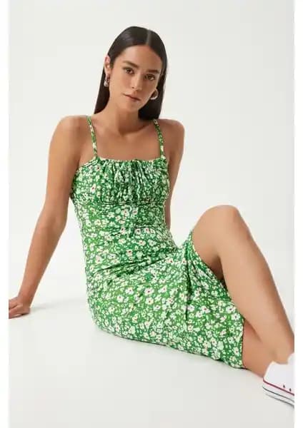 Happiness İstanbul Çiçek Desenli Yırtmaçlı Yazlık Örme Elbise: Şıklık ve Konforun Buluştuğu Yaz Modası