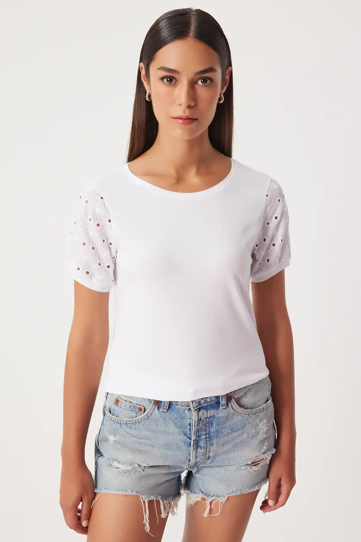 Happiness İstanbul Kadı Ekru Güpür Kollu Pamuklu Basic T-Shirt Günlük Şıklık ve Konfor Sağlar