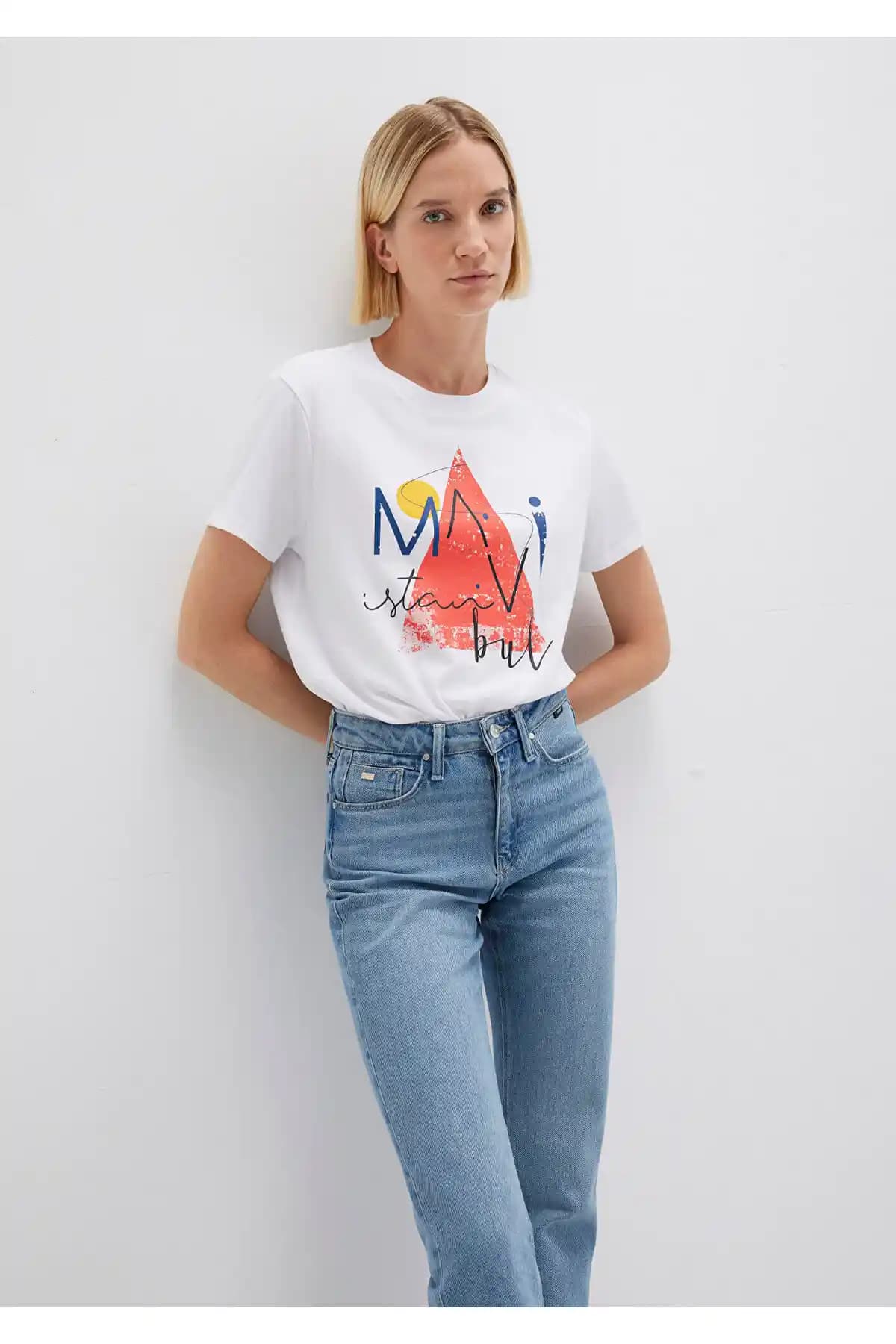 İstanbul Temalı Mavi Üçgen Baskılı Beyaz Kadın Tişörtü Günlük Şıklık ve Konfor İçin