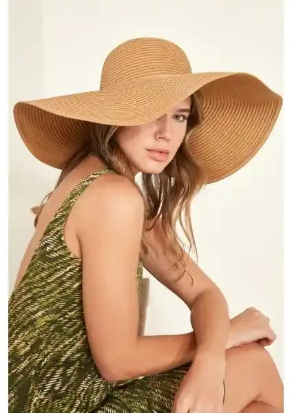 Kadın Hasır Şapka Yaz Ayları İçin Şıklık ve Güneş Koruma Sağlayan Tasarım