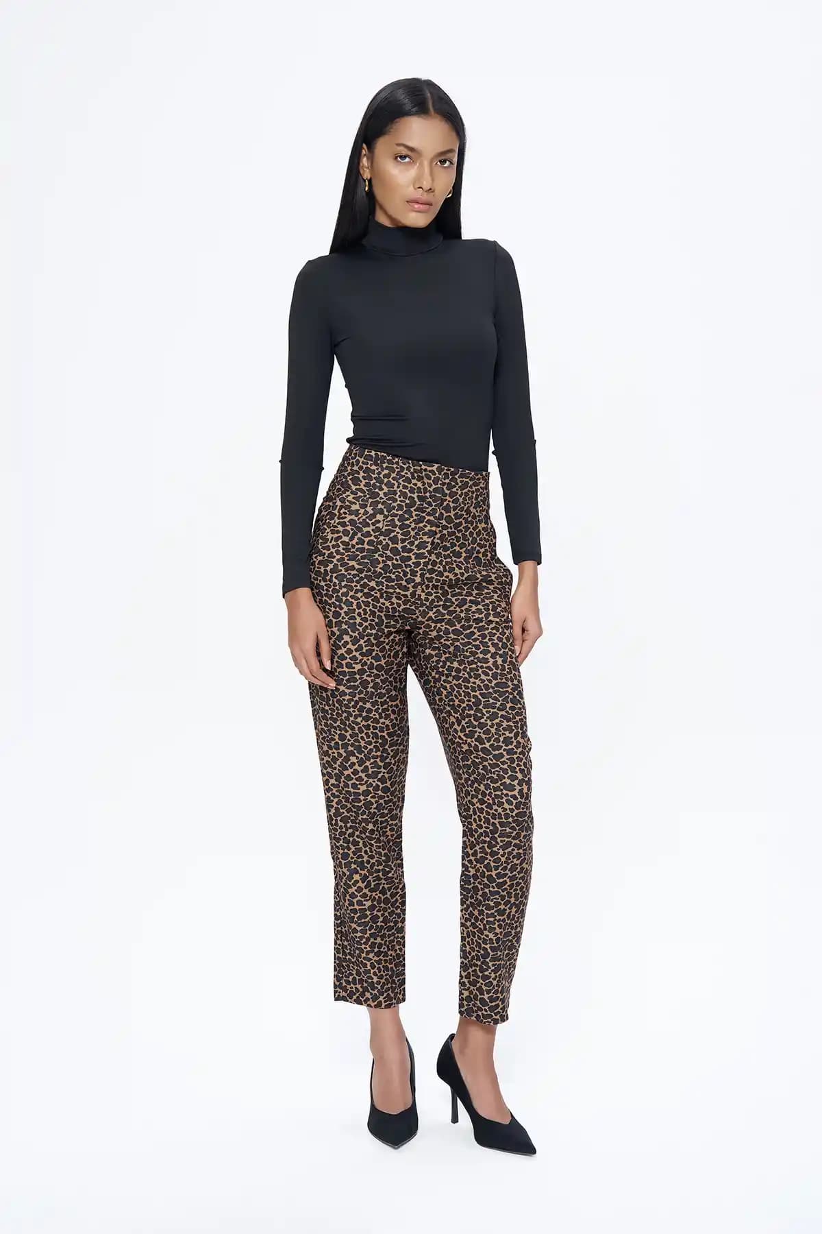 Kahverengi Leopar Desenli Slim Fit Pantolon Modern ve Şık Tasarım Özellikleriyle