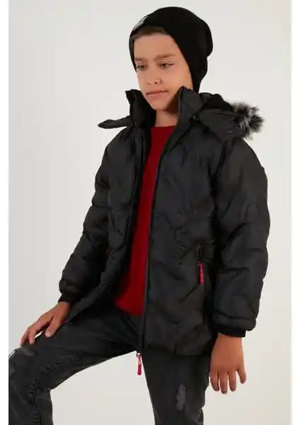 Lela Erkek Çocuk Montu: Peluş Astarlı, Çıkarılabilir Kapüşonlu ve Dayanıklı Tasarım