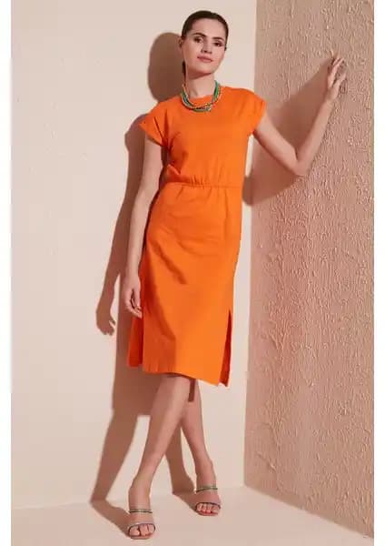 Lela Pamuklu Kısa Kollu Çift Yırtmaçlı Midi Elbise: Şıklık ve Rahatlığın Uyumlu Buluşması