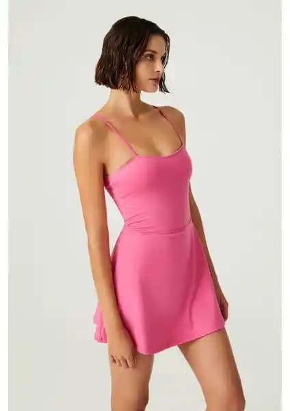 Los Ojos ve Melodi İşbirliğiyle Kadınlar İçin Şık ve Konforlu Spor Elbisesi