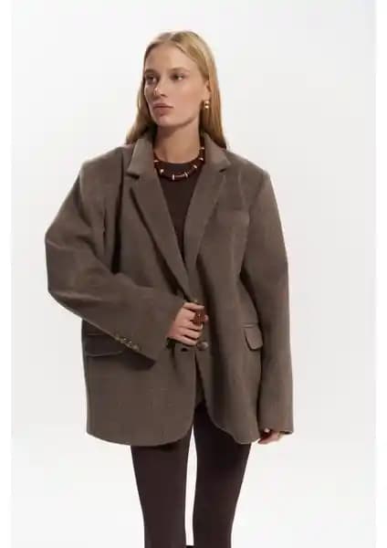 Mai Howell Kahve Blazer Ceket: Şıklık ve Konforu Bir Arada Sunan Modern Tasarım