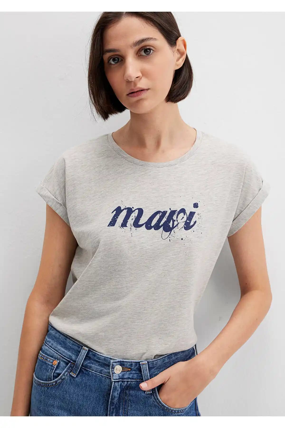 Mavi Logo Baskılı Gri Tişört Günlük Şıklık ve Rahatlık Sunar