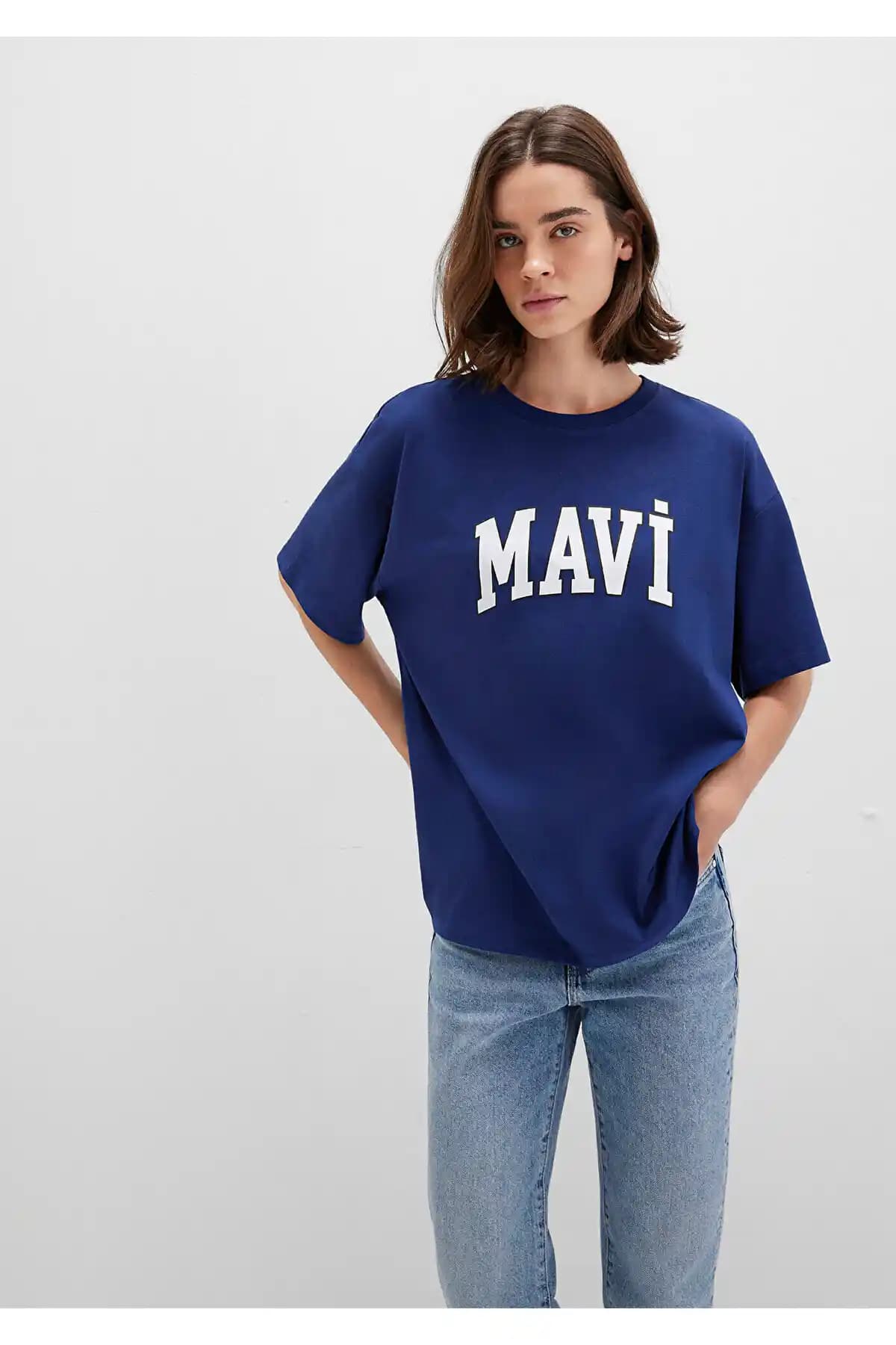 Mavi Logo Baskılı Lacivert Oversize Tişört Günlük ve Spor Kombinleri İçin Uygun
