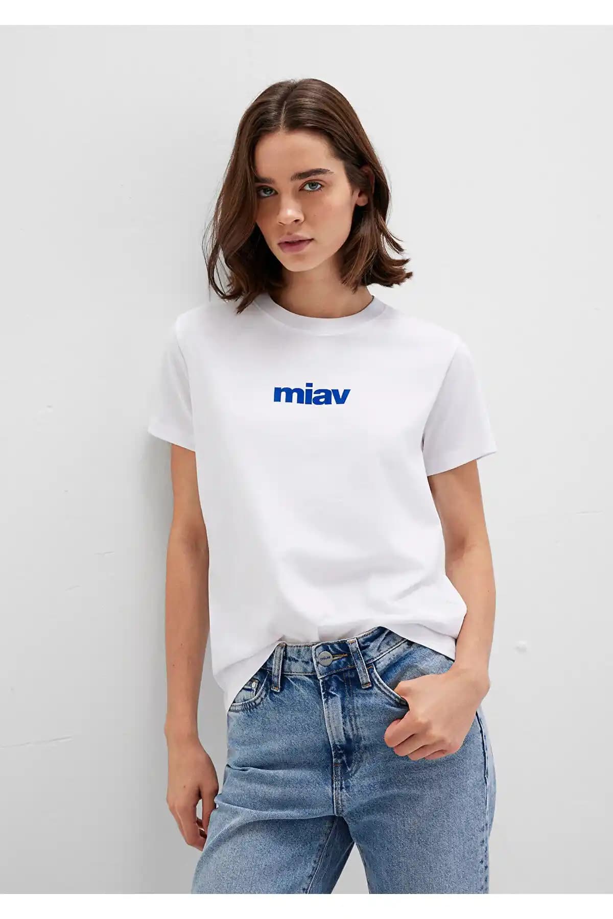 Mavi Miav Baskılı Beyaz Tişört: Günlük Şıklık ve Konfor Sunan Pamuklu Tasarım