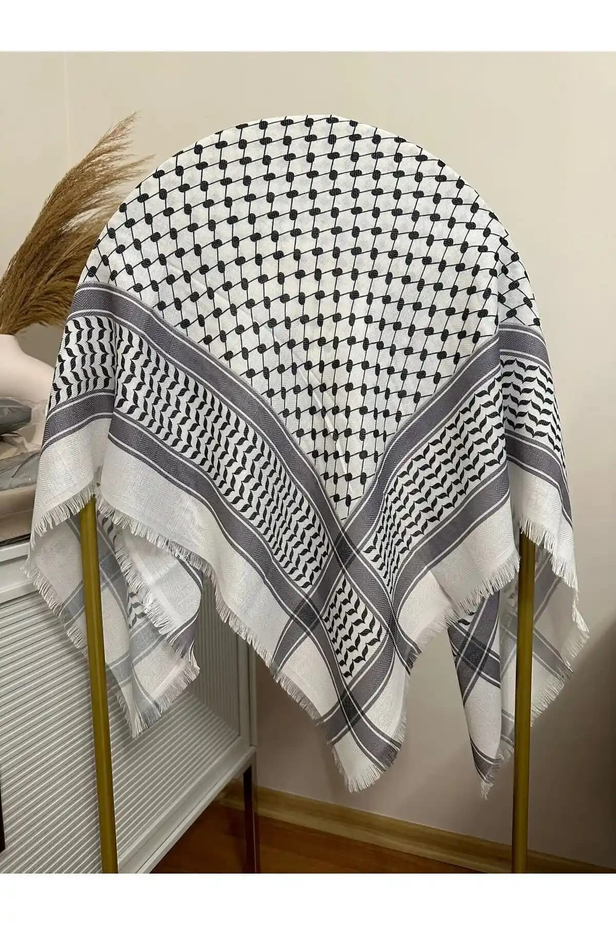 Merve Nayir Filistin Kefiyesi: Şıklık ve Fonksiyonelliği Bir Arada Sunan Modern Tasarım