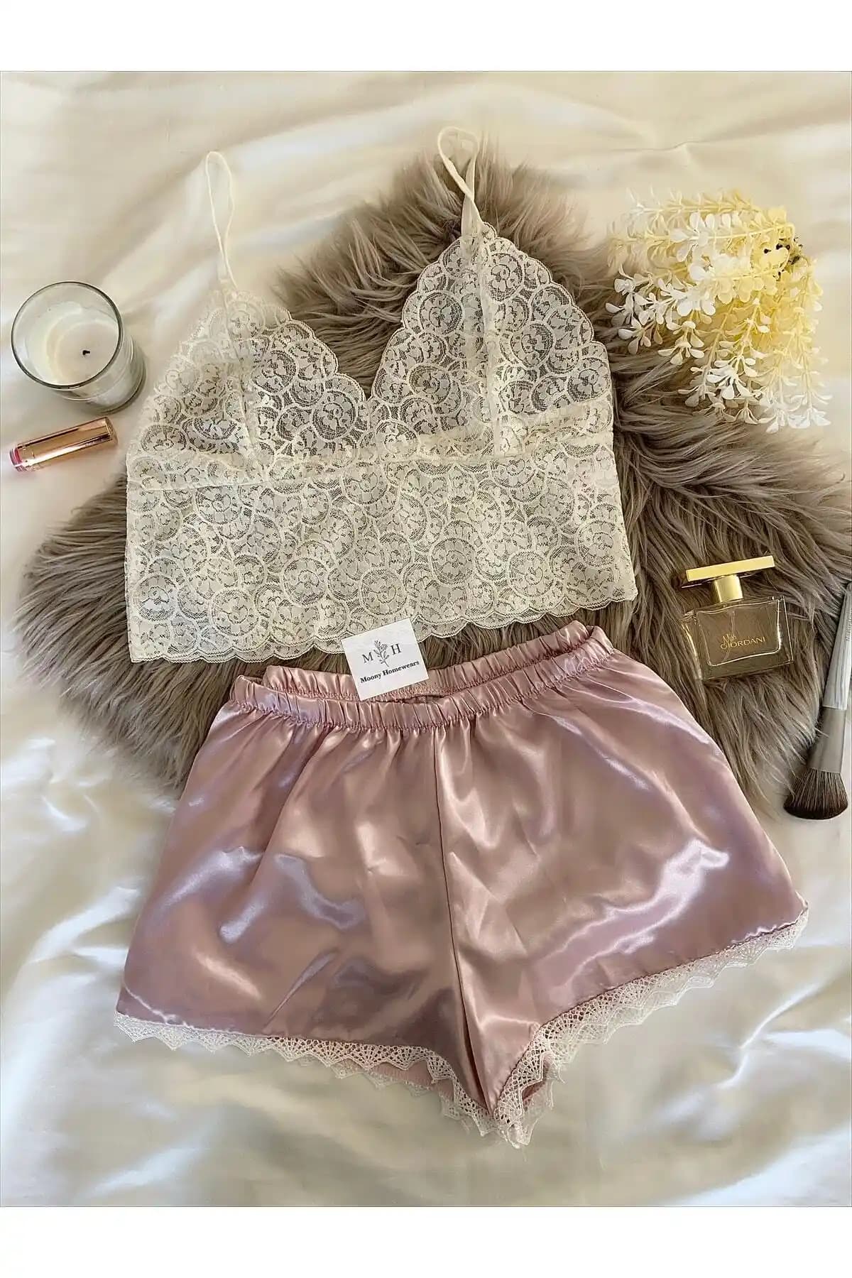 MH Moony Homewears Rüya Gibi Şortlu Saten Gecelik Takımı Estetik ve Konfor Sunan Tasarım