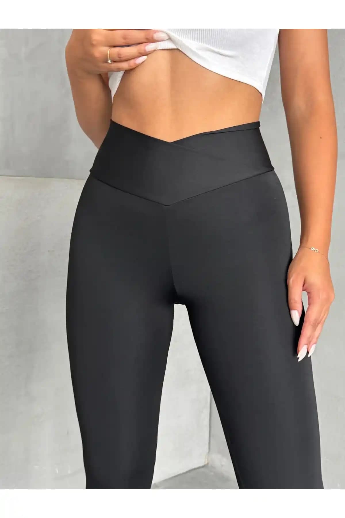 Nordmende Kadın Çapraz Bel Detaylı Toparlayıcı Tayt: Şıklık ve Konforun Birleşimi