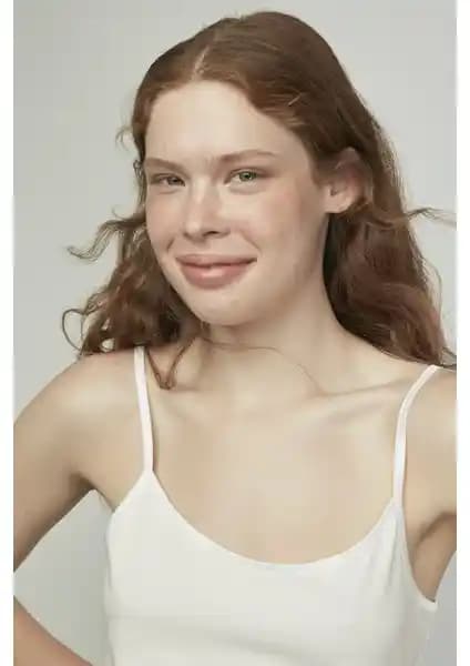 Penti Beyaz Pamuklu İnce Askılı Atlet: Şıklık ve Konforun Bir Arada Sunumu