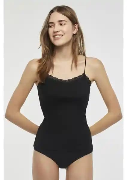 Penti Siyah İnce Askılı Dantel Detaylı Atlet: Şıklık ve Konforun Buluşması