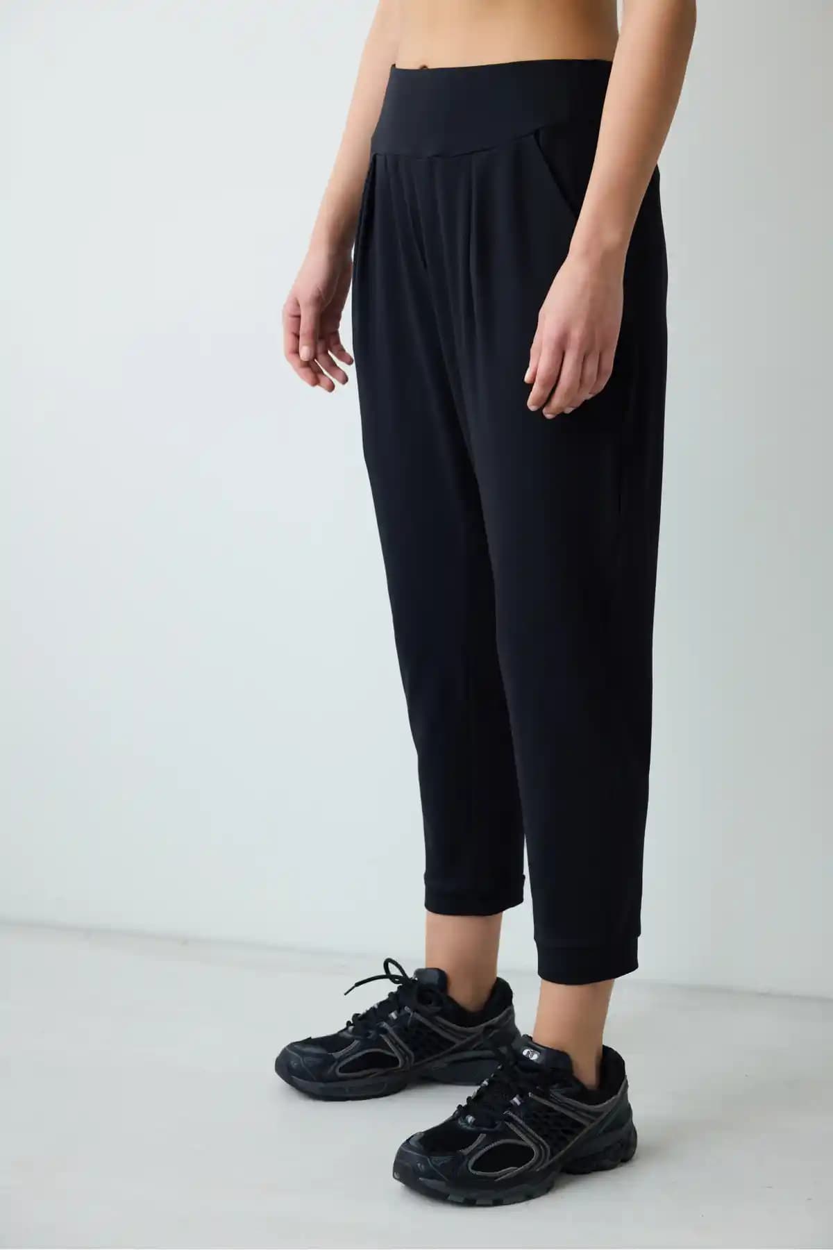 Penti Siyah Yoga Pantolonu: Şıklık ve Konforu Bir Arada Sunan Modern Tasarım