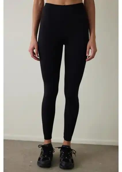 Penti Siyah Yüksek Bel Smooth Feel Tayt: Şıklık ve Konforun Bir Arada Sunumu