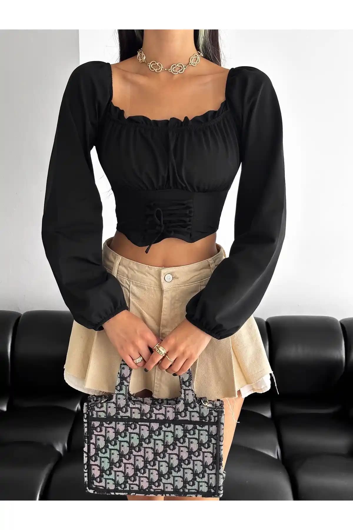 QUTTA Siyah Balon Kol Madonna Yaka Crop Bluz Modern ve Şık Tasarım Özellikleri