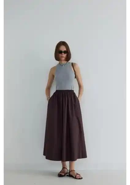 Suud Collection Kahverengi Day Poplin Kloş Etek: Şıklık ve Konfor Sunan Modern Tasarım