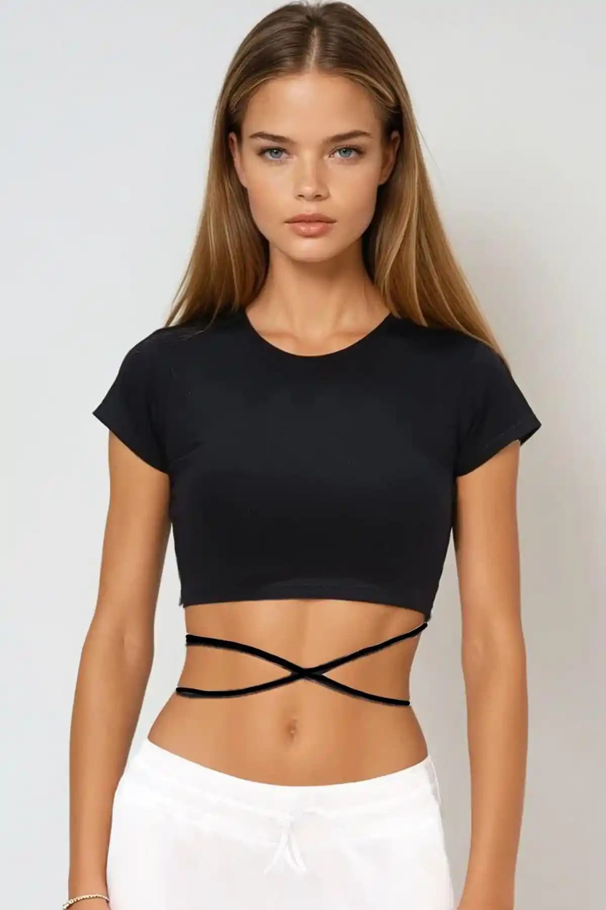 Trend Alaçatı Stili Kadın Siyah Crop Fit T-Shirt Modern ve Şık Tasarım