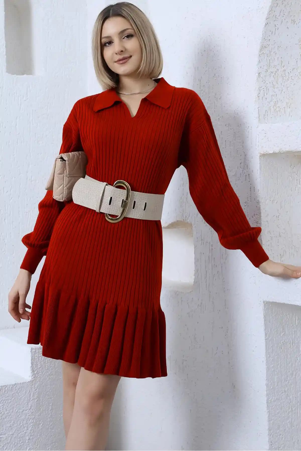 VEGENZE Kırmızı Yaka Fırfırlı Triko Elbise Günlük Şıklık ve Konfor Sunar