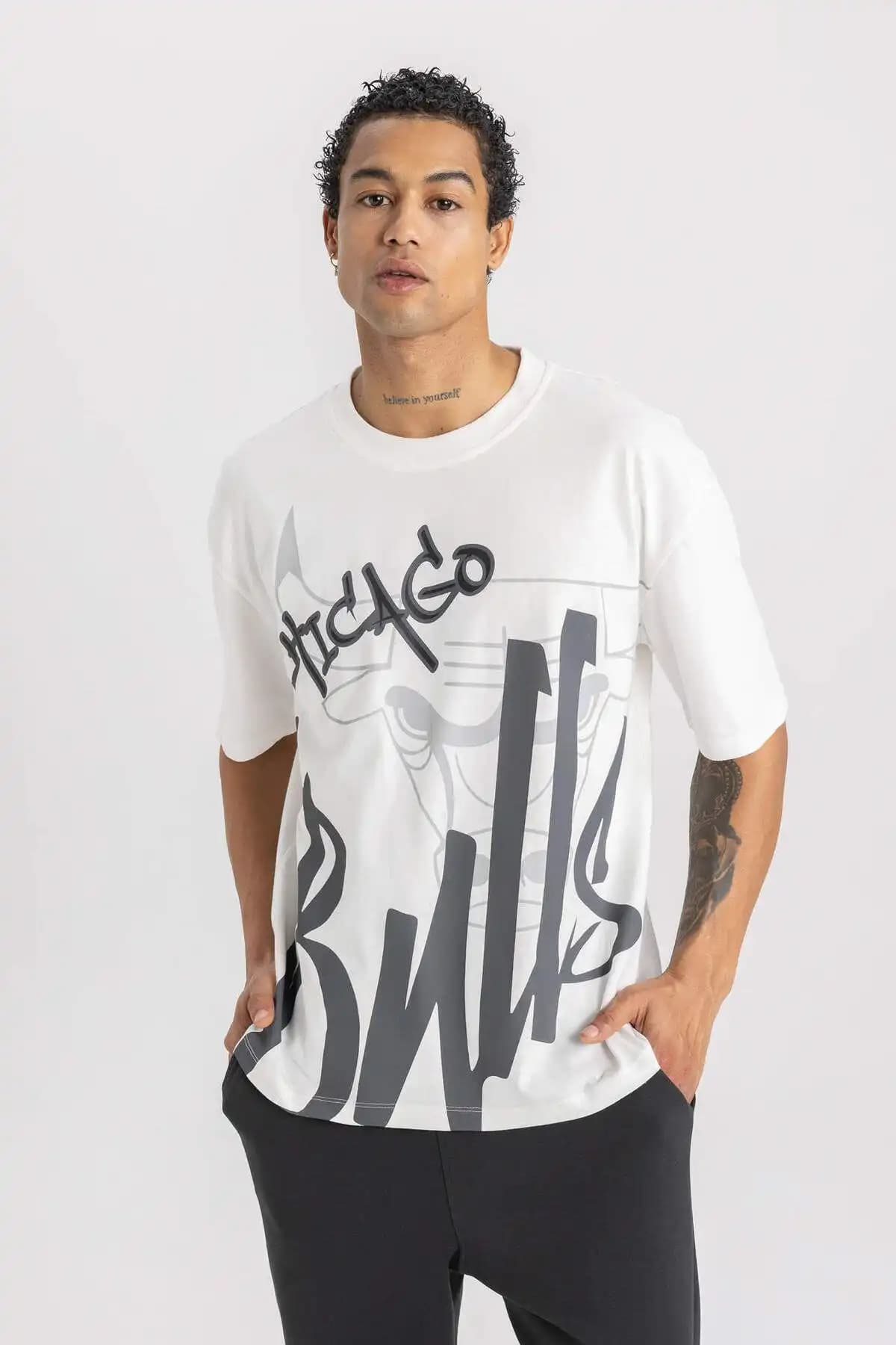 DeFacto Fit NBA Chicago Bulls Boxy Fit Bisiklet Yaka Tişört Spor ve Günlük Kullanım İçin
