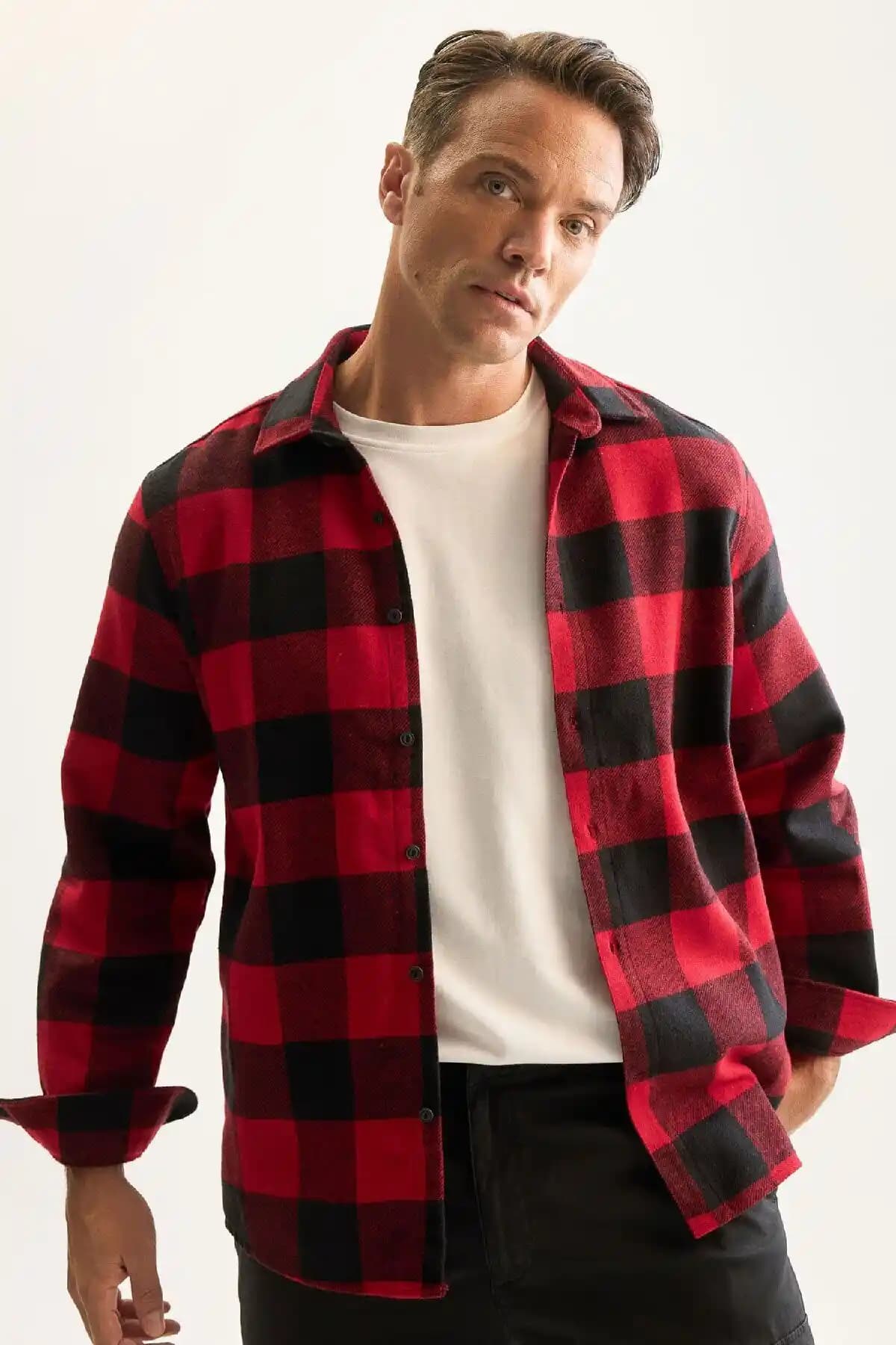 DeFacto'nun Ekose Desenli Polo Yaka Flanel Gömleği ile Günlük Şıklık ve Konfor